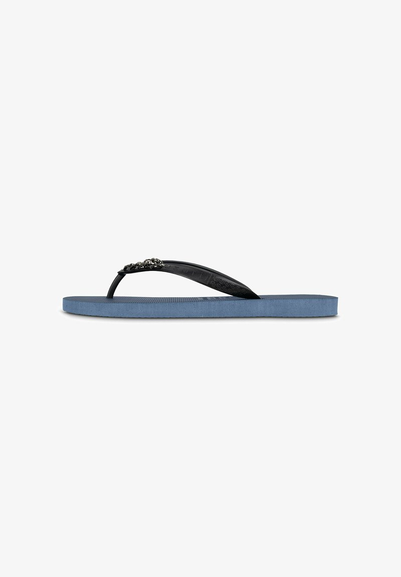 Schwarze Flip-Flops mit strukturiertem Riemen und dekorativen Elementen, ausgestattet mit einer blauen Gummisohle. Flaches Design im minimalistischen Stil.