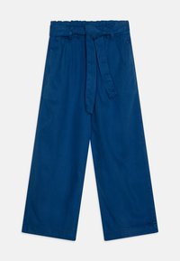 Calças largas azuis, feitas de um tecido suave. Apresentam uma cintura com cinto e corte reto, com uma textura lisa e sem padrões visíveis.