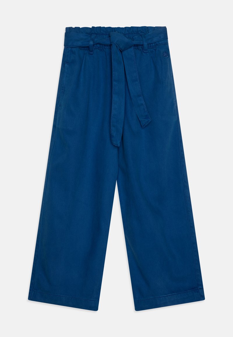 Calças largas azuis, feitas de um tecido suave. Apresentam uma cintura com cinto e corte reto, com uma textura lisa e sem padrões visíveis.