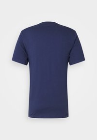 Merenneito lyhythihainen pyöreäkauluksinen t-paita, näkökulma takaa, valkoisella taustalla.