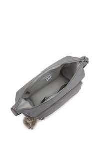 Grau crossbody Tasche aus glattem Material, mit zwei Reißverschlussfächern, einer Innentasche und einem weichen Schlüsselanhänger-Akzent.