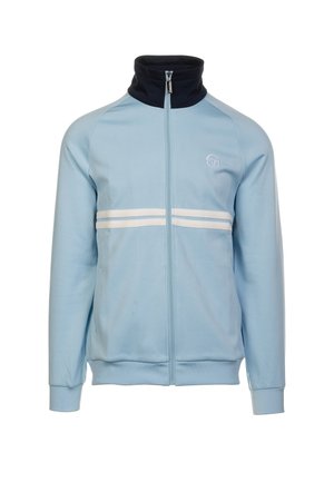 Lichtblauwe trainingsjack met hoge kraag, rits aan de voorkant, witte strepen over de borst en logo aan de linkerkant. Glad stof.