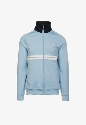 Lichtblauwe trainingsjack met hoge kraag, rits aan de voorkant, witte strepen over de borst en logo aan de linkerkant. Glad stof.