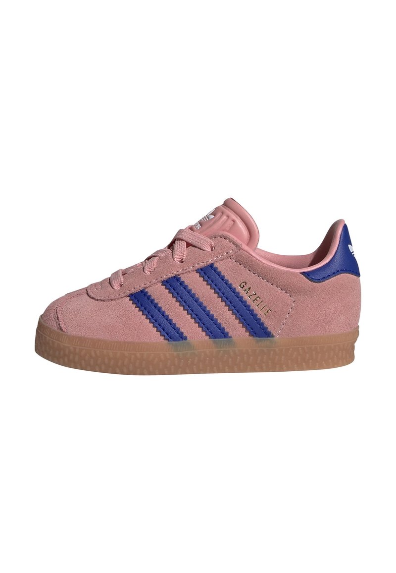 Baskets en suède rose avec des bandes Adidas bleues, bout rond, semelle en caoutchouc naturel et languette siglée. Design classique à basse coupe.