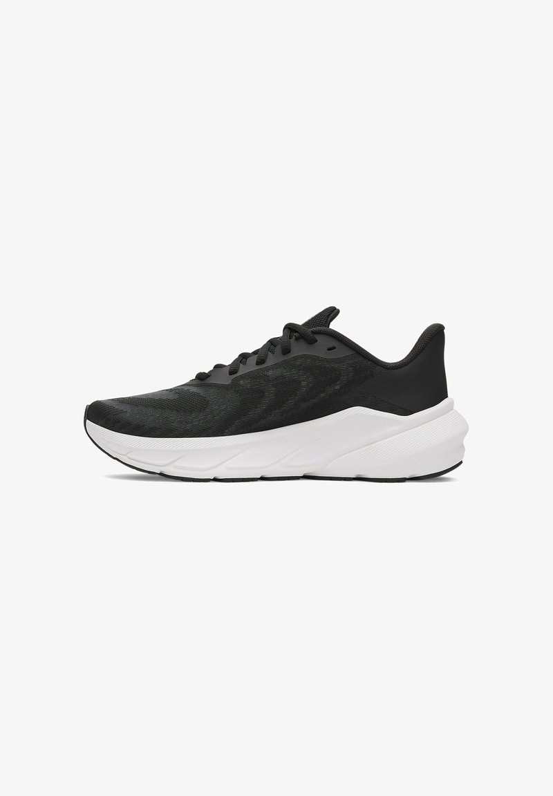 Chaussure de sport noire avec une tige en mesh texturé, une semelle intermédiaire blanche contrastante, un bout arrondi et une semelle extérieure plate noire ; dotée d'une fermeture à lacets.