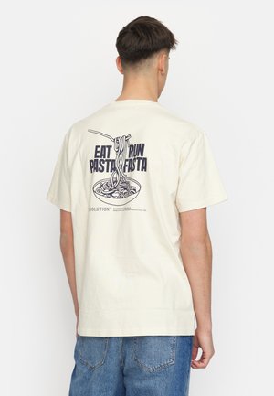 Korte mouw crèmekleurig t-shirt met een grafisch ontwerp van pasta en een kom op de achterkant, met zwarte tekst die luidt: "EET REN PASTA FASTA."