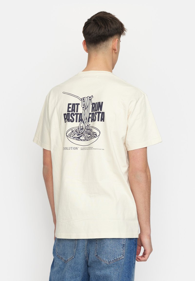 Korte mouw crèmekleurig t-shirt met een grafisch ontwerp van pasta en een kom op de achterkant, met zwarte tekst die luidt: "EET REN PASTA FASTA."