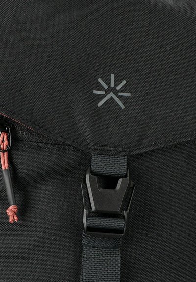 Mochila negra con tejido duradero, tapa superior y un cinturón de plástico central. Detalle notable: cordón rojo y logotipo impreso.