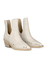 Hellbeige Ankle Boots mit Ausschnittmustern, spitzen Zehen und einem niedrigen, gestapelten Absatz. Sie verfügen über metallische Akzente und kunstvolle Perforationen.