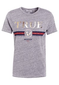 Grå kortärmad t-shirt i mjukt material, med metallisk guldtext "TRUE" och en rund logotyp, samt röda och marinblå ränder över bröstet.