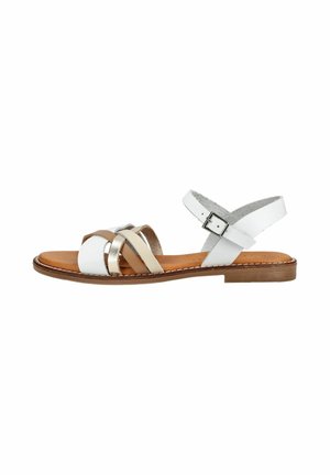 Hvid flad sandal med brune, beige og metalliske stropper, ankelspænde og brun sål.