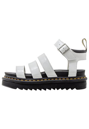 Sandali bianchi in pelle lucida con tre fasce larghe, suola platform nera, cuciture gialle e fibbia regolabile per una vestibilità sicura.
