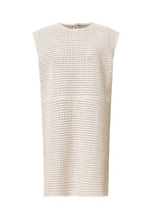 Leichtes ärmelloses Kleid aus cremefarbenem perforiertem Stoff. Hat einen Rundhalsausschnitt und fällt gerade bis zur Mitte des Oberschenkels, ohne zusätzliche Verzierungen.