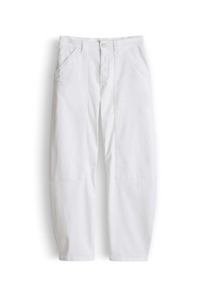 Witte wijduitlopende broek met voorzakken, riemlussen, knoopsluiting en zichtbare naaddetails op een witte achtergrond.
