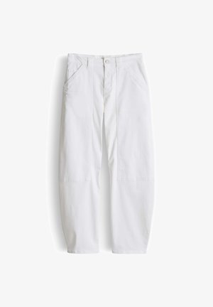 Witte wijduitlopende broek met voorzakken, riemlussen, knoopsluiting en zichtbare naaddetails op een witte achtergrond.