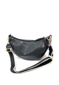 Zwarte leren handtas met een gebogen vorm, voorzien van een gouden rits, opvallende hardware en een decoratieve schouderband met zwart-witte accenten.