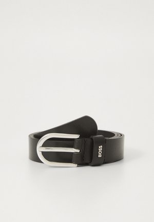 Cinto de couro em preto com uma fivela retangular prateada e logótipo embossado. Textura suave, aproximadamente 3 cm de largura.