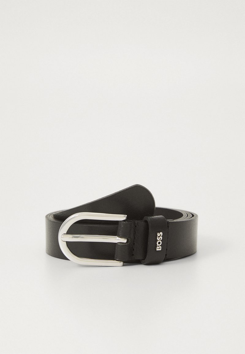 Cinto de couro em preto com uma fivela retangular prateada e logótipo embossado. Textura suave, aproximadamente 3 cm de largura.