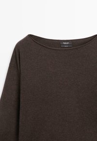 Maglione di lana marrone scuro con scollo ampio e spalle scese, etichettato "Massimo Dutti" e "100% lana".