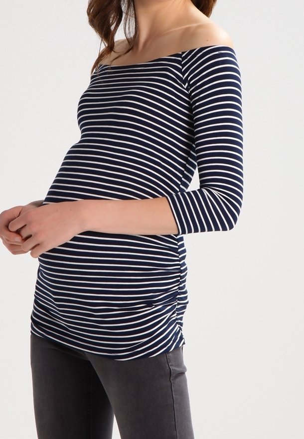 Marineblau-weiß gestreiftes, schulterfreies Maternity-Oberteil mit drei Viertelärmeln, das aus strukturiertem Stoff gefertigt ist und über geraffte Seitendetails verfügt.