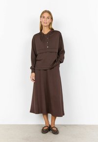 Braunes zweiteiliges Outfit, bestehend aus einem Hoodie mit Knöpfen und einem passenden langen Rock, aus weichem Stoff mit einer entspannten Passform.