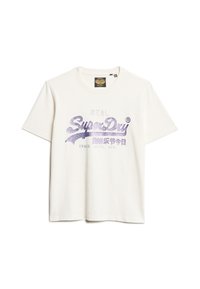 Hvid kortærmet t-shirt i blødt stof, der har et stort lilla glitrende "SuperDry" logo med ekstra tekst nedenfor.