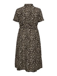 Robe midi à manches courtes avec imprimé léopard, taille cintrée et col, vue de dos sur fond blanc.
