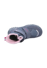 Pelēki ziemas zābaki ar rozā akcentiem, aprīkoti ar velcro siksnu un mīkstu iekšējo oderi. Strukturēta gumijas zole, kas nodrošina saķeri un izturību.