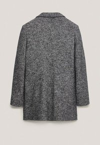 Manteau pour hommes en mélange de laine gris foncé texturé, à manches longues et col classique, vu de dos sur un fond uni.
