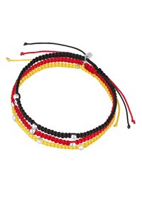 Flerfärgad armband med flätade svarta, röda och gula snören med silverpärlor, säkrat med justerbara band.