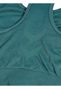 Tealowy sportowy stanik z teksturowanej tkaniny, z delikatnym wzorem w zygzak i okrągłym dekoltem, zaprojektowany z myślą o komforcie i wsparciu.