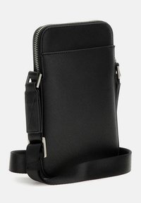 Borsa a tracolla nera in materiale sintetico con superficie testurizzata, chiusura con zip, tracolla regolabile e una forma rettangolare elegante.