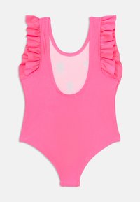 Maillot de bain une pièce rose avec des manches volantées, un décolleté rond et une texture lisse. Il dispose d'un dos fermé et d'une coupe ajustée.