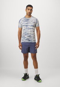 ASICS METARUN SHIBORI - Spordi T-särk - birch/blue