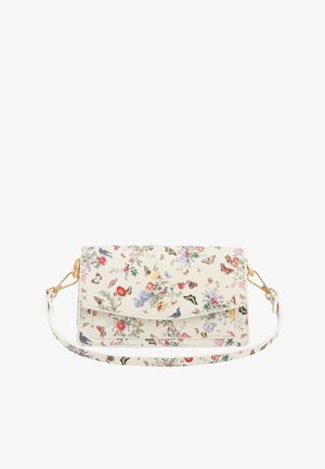 Blomsterprintet, hvidt kunstlædertaske med guldhardware. Har en klaffelukning, justerbar rem og intrikate sommerfugle- og blomsterdesigns.