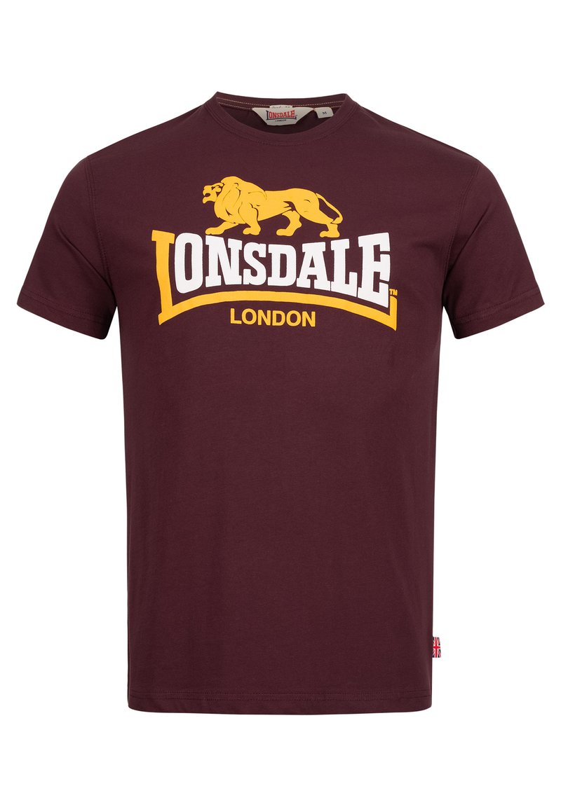 Burgundi pamut póló grafikai nyomtatással. Sárga oroszlán logóval és "LONSDALE LONDON" felirattal fehér színben. Kerek nyakkivágású, rövid ujjú.