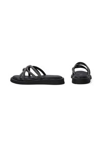 Sorte flip-flops med en tekstureret sål, der har krydspænder pyntet med metalliske tråde for ekstra detalje. Fleksibelt design og letvægtsmateriale.