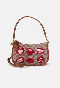 Brązowa torebka w wzory z brązowymi skórzanymi akcentami. Posiada aplikacje w kształcie ust w kolorze czerwonym i różowym z przodu. Zawiera pasek na ramię.