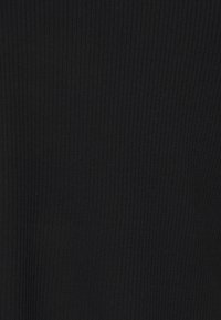 Tessuto nero a costine con una fine trama, caratterizzato da linee verticali sottili. Adatto per vari usi nell'abbigliamento.