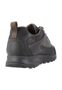 Zapatilla deportiva negra con una parte superior texturizada, paneles de cuero sintético suaves y una suela de goma resistente con un patrón de tracción robusto.