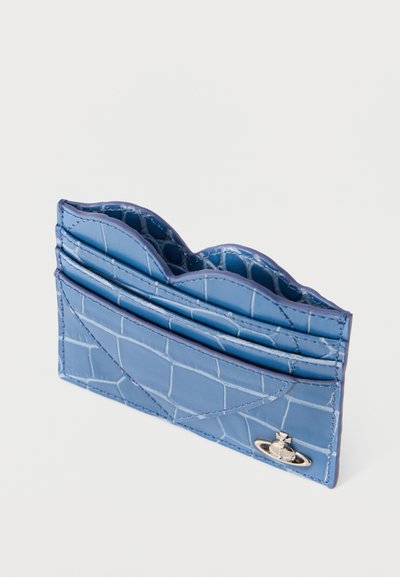 Καρτοθήκη από ψεύτικο δέρμα με μοτίβο κροκοδείλου σε μπλε χρώμα, με πολλές θήκες και ένα μικρό ασημένιο λογότυπο σε σχήμα σφαίρας στη μπροστινή γωνία.