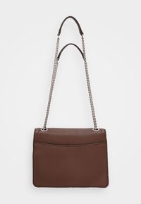 Brązowa skórzana torebka z teksturowaną powierzchnią, z przednią kieszenią, podwójnym uchwytem i srebrnymi łańcuszkami.