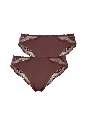 Zwei braune Damen-Bikini-Unterhosen mit Spitzenbesatz übereinander auf weißem Hintergrund.