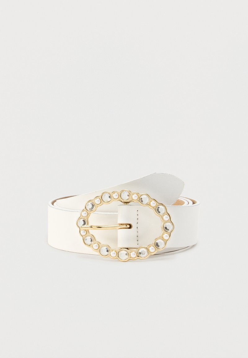 Ceinture en cuir blanc avec une boucle ovale en or ornée de pierres claires et de petites perles, conçue avec une finition lisse et sans motif visible.