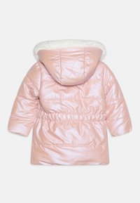 Rosa, glänsande puffjacka med en vit fuskpälsfodrad huva, elastisk midja och kviltad design. Har långa ärmar och mjuk textur.