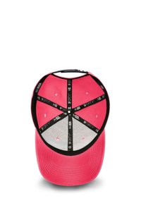 Rosa Baseballkappe mit abgerundetem Oberteil, schwarzem Innenband mit Größenetiketten und einem kontrastierenden grauen Futter im Inneren.