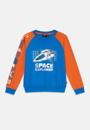 Felpa blu e arancione con grafica di uno shuttle spaziale, testo "SPACE EXPLORER" e dettagli a maniche arancioni con pattern.