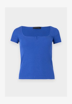 Haut bleu à manches courtes en tricot côtelé avec encolure carrée présentant une petite découpe en forme de V au centre devant.