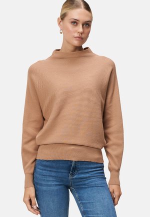 Un pull marron à côtes avec un col haut et des manches longues. Le matériau semble doux et texturé, avec une taille ajustée.