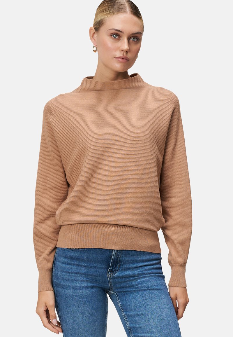 Un pull marron à côtes avec un col haut et des manches longues. Le matériau semble doux et texturé, avec une taille ajustée.